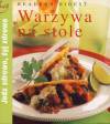 Jedz zdrowo-pieczone przysmaki+warzywa na stole